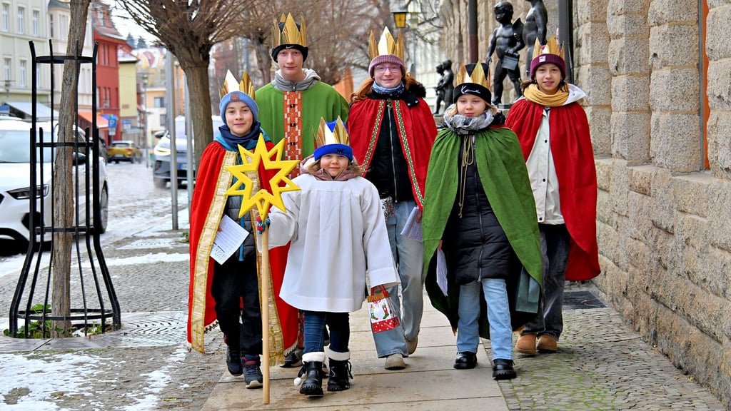 Gleich sechs kleine Könige von der Pfarrei St. Michael zogen durch Aschersleben und verteilten ihren Segen. 