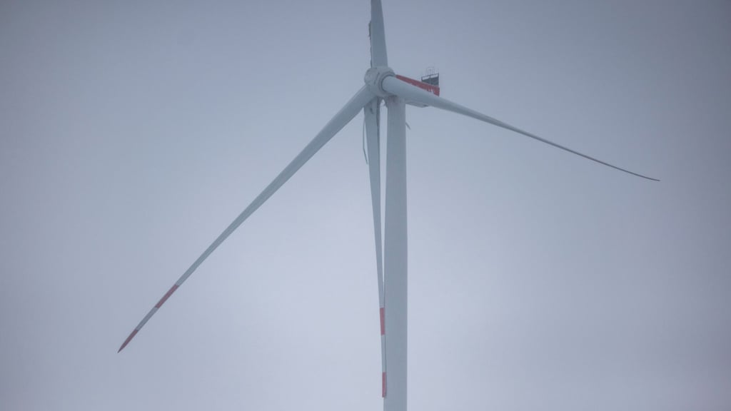 Der Flügel eines Windrads ist abgeknickt, weshalb eine angrenzende Autobahn gesperrt werden musste.