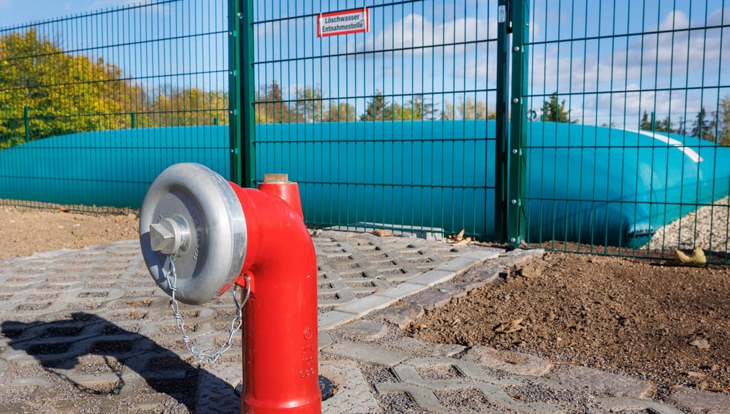 Löschwasserkissen  - dieses hat 120 Kubikmeter Füllkapazität und wurde im Burgenlandkreis installiert - werden auch in der Stadt Harzgerode angeschafft; das erste ist schon da.