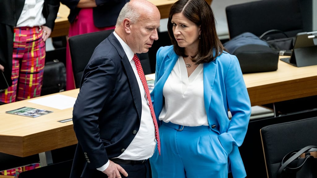 Sie war seine Tennispartnerin: Wegner spricht in einer Sitzung des Abgeordnetenhauses mit Günther-Wünsch.