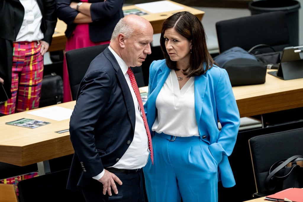 Sie war seine Tennispartnerin: Wegner spricht in einer Sitzung des Abgeordnetenhauses mit Günther-Wünsch.