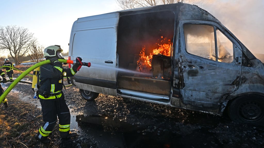 Der Transporter eines Paketdienstes ist am Mittwochnachmittag in der Nähe des Salzkothes in Brand geraten.