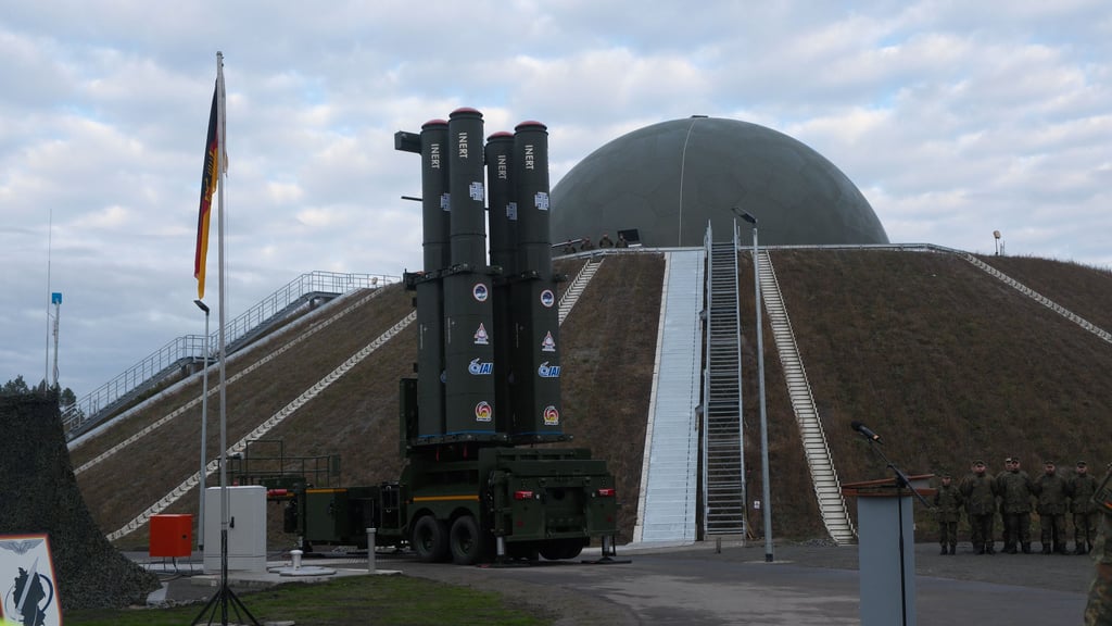 Das Luftabwehrsystem Arrow 3 der in Holzdorf wurde im Dezember 2025 in Betrieb genommen. Kurz zuvor überflogen unbefugte Drohnen offenbar ungestört die Militärbasis.