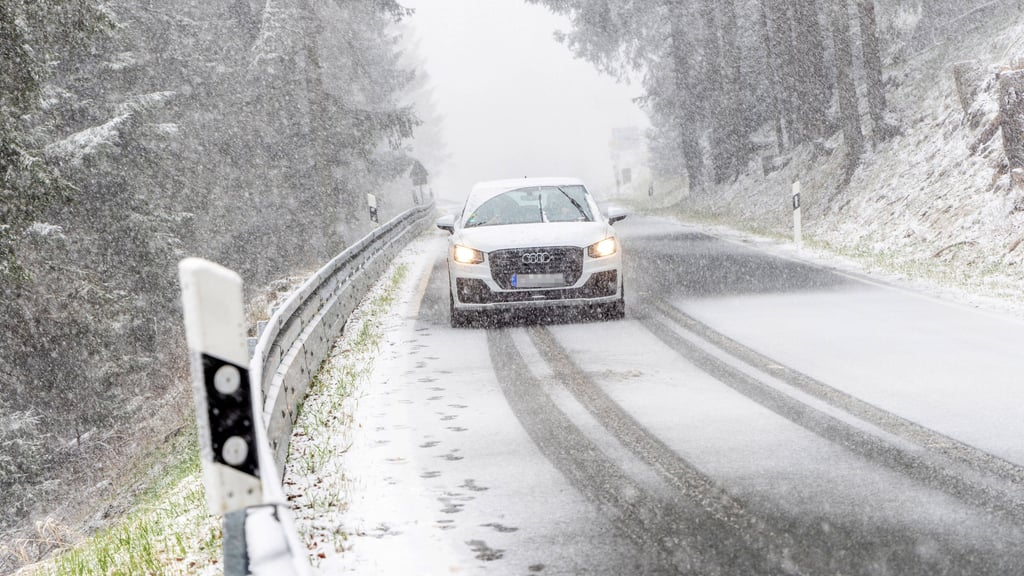 Zum Jahresanfang gibt es in Sachsen-Anhalt frostiges Winterwetter und glatte Straßen.