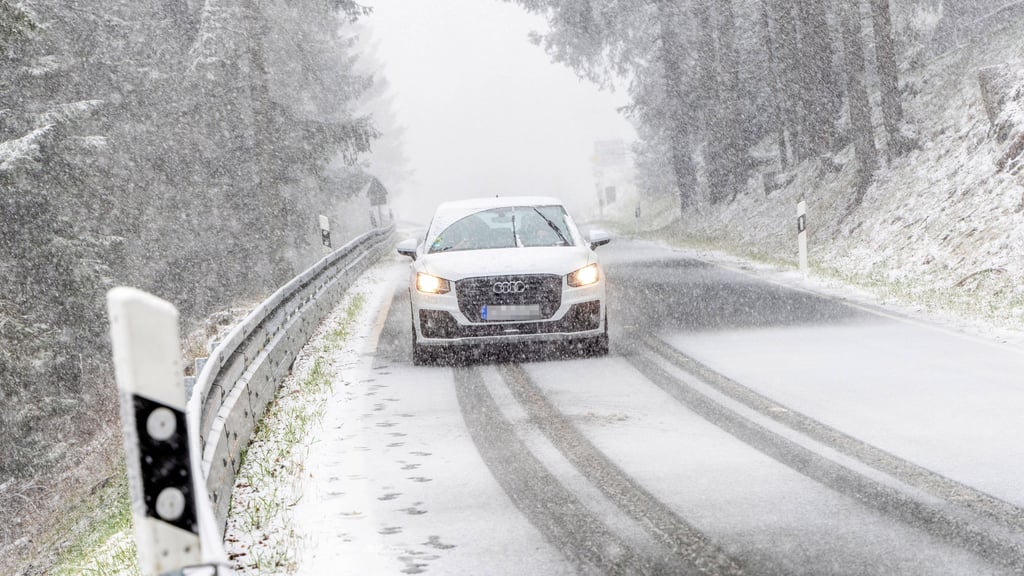 Zum Jahresanfang gibt es in Sachsen-Anhalt frostiges Winterwetter und glatte Straßen.