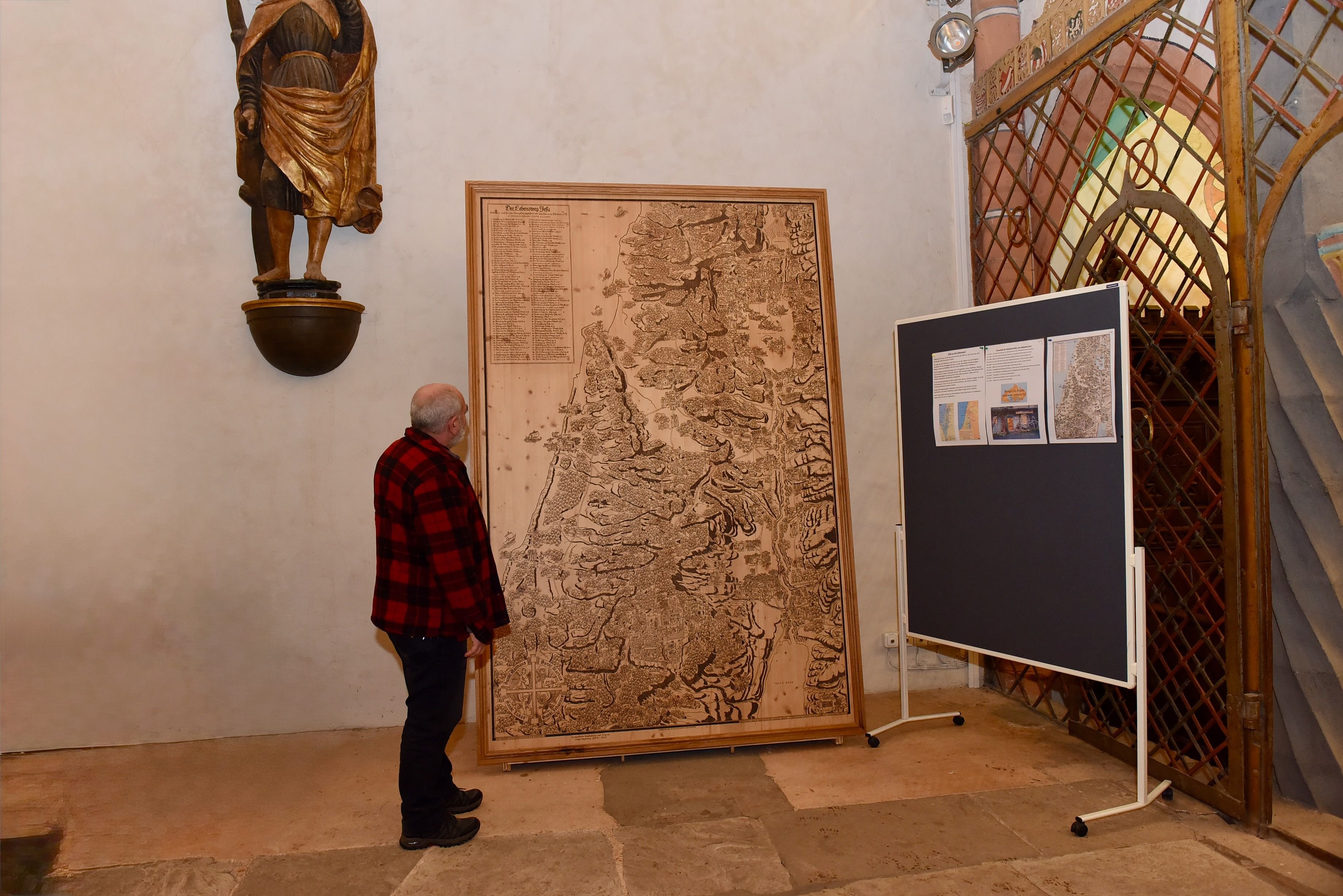Seltenes Kunstwerk: Was die detailreiche Brandmalerei in der Mansfelder Schlosskirche zeigt