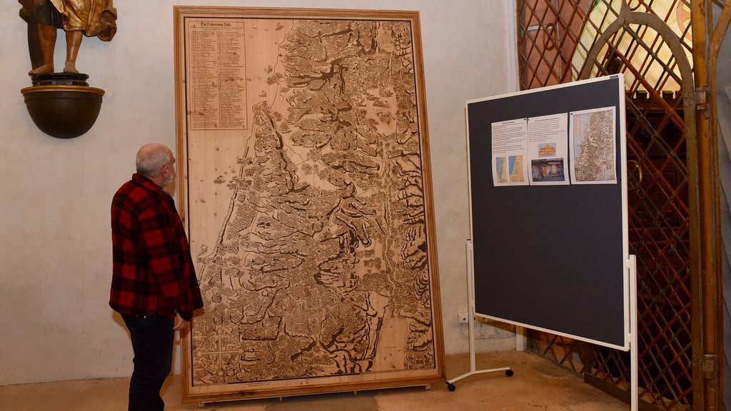 Diese Brandmalerei ist in der Mansfelder Schlosskirche ausgestellt. 