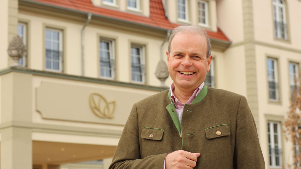 Clemens Ritter von Kempski führt zwei große Hotels in Stolberg. Er hat 1.000 Hektar Wald an eine Stiftung des Nabu verkauft. Andere Waldbesitzer sowie die FDP finden das nicht gut.&nbsp;