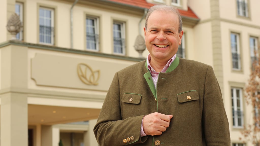 Clemens Ritter von Kempski führt zwei große Hotels in Stolberg. Er hat 1.000 Hektar Wald an eine Stiftung des Nabu verkauft. Andere Waldbesitzer sowie die FDP finden das nicht gut.&nbsp;