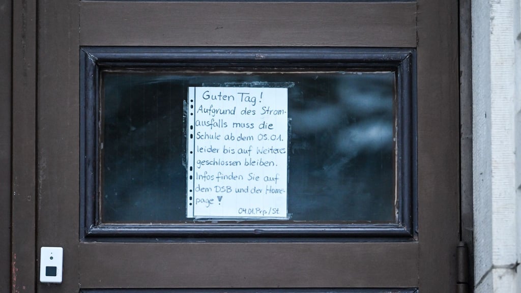 Fällt in der Schule der Strom aus, endet der Unterricht meist sofort: Viele Kinder müssen dann nach Hause geschickt werden. (Archivbild)