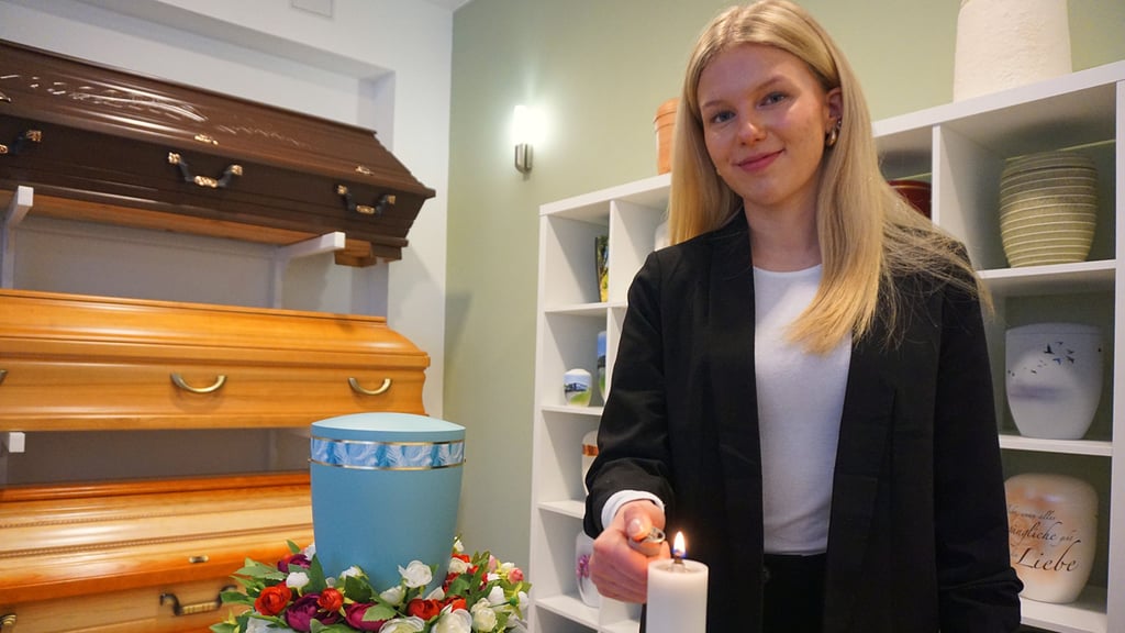 Leni Köhler interessiert sich schon seit ihrer Kindheit für das Thema Tod. Heute macht die 19-Jährige eine Ausbildung zur Bestatterin.