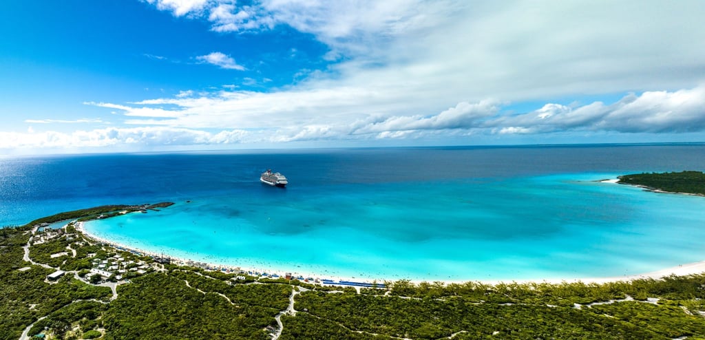 Die Half Moon Cay ist eine Privatinsel des Carnival-Konzerns - 2026 wird hier ausgebaut, unter anderem entsteht ein zweiter Pier.