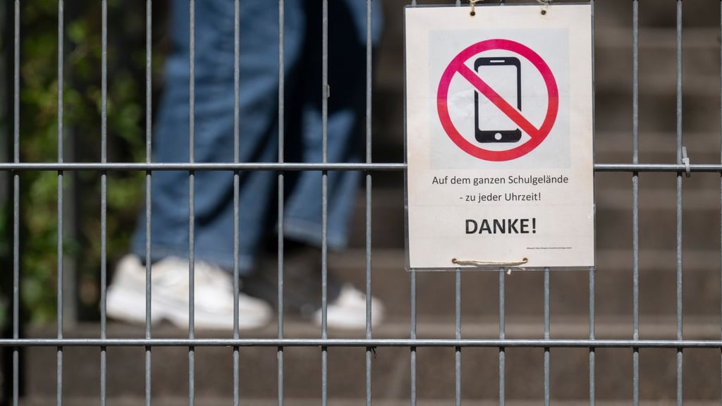 In Sachsen-Anhalt soll ein Leitfaden künftig die Handynutzung an Schulen beschreiben. (Archivbild)