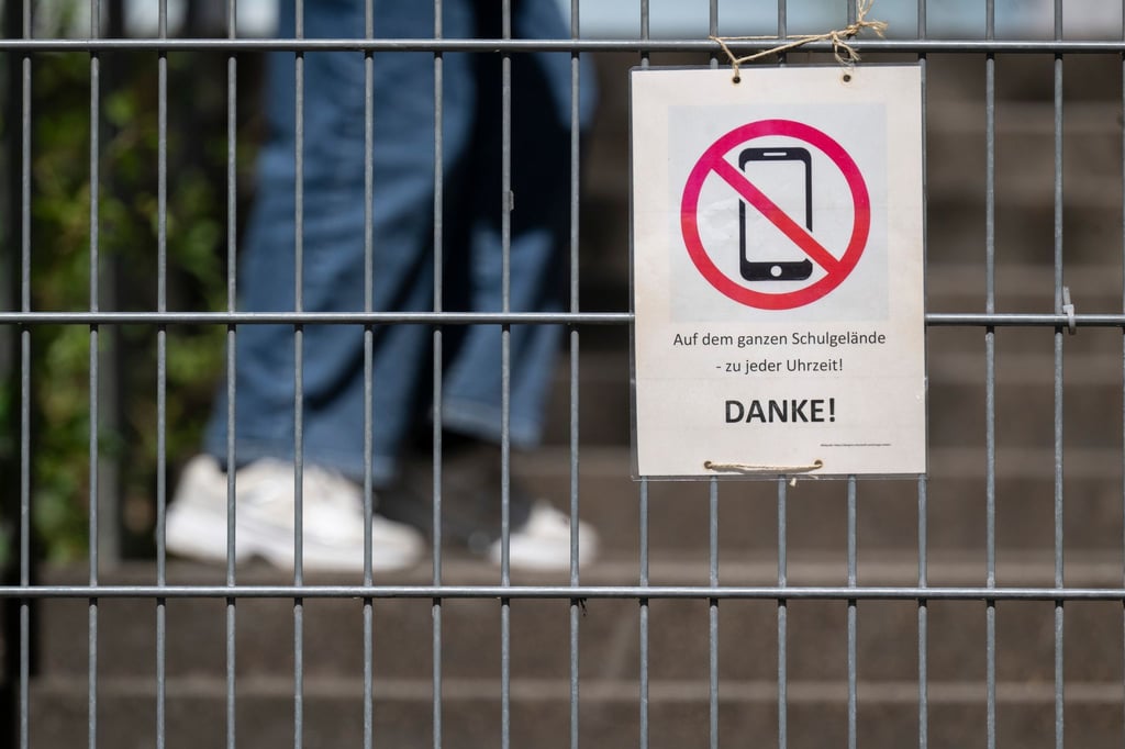 In Sachsen-Anhalt soll ein Leitfaden künftig die Handynutzung an Schulen beschreiben. (Archivbild)