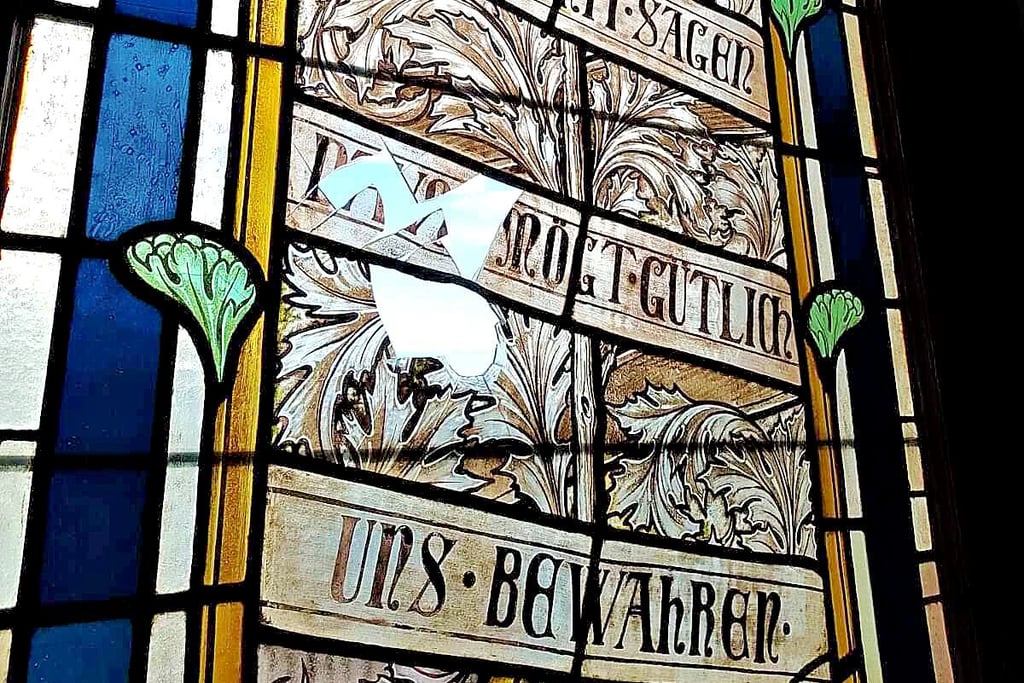 Die Scheibe eines Fensters im Ratssaal wurde durch die Rakete beschädigt und muss repariert werden. Was das kostet, ist bisher nicht klar.