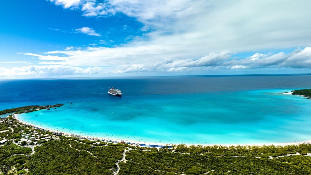 Die Half Moon Cay ist eine Privatinsel des Carnival-Konzerns - 2026 wird hier ausgebaut, unter anderem entsteht ein zweiter Pier.