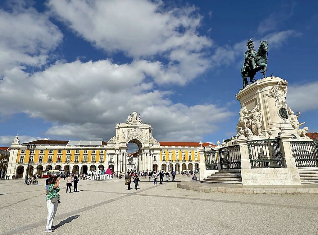 Blick auf die Praca de Comercio mit dem Triumphbogen Arco de Rua Augusta.