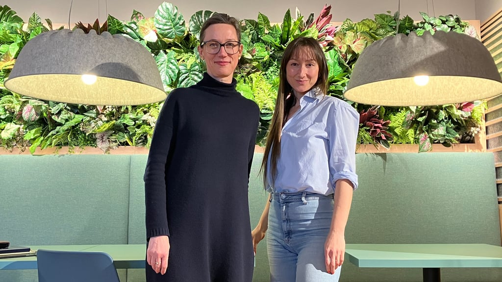 Jeannine Kallert (links) und Katharina Lorenz arbeiten bei Gisa. Das IT-Unternehmen zählt laut einer Umfrage zu den besten Arbeitsplätzen in der Branche für Frauen in Deutschland.