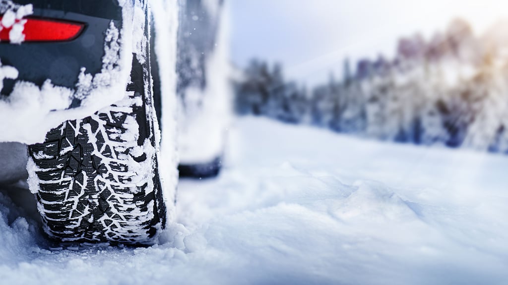 Bei winterlichen Straßenverhältnissen sind Winterreifen Pflicht. Darauf macht die Polizei aufmerksam.