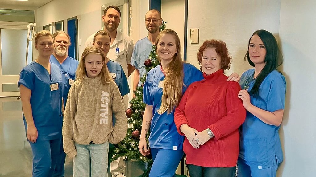 Manuela Kertzsch&nbsp;(im roten Pullover) und ihrer Tochter sowie ein Teil des ITS-Teams