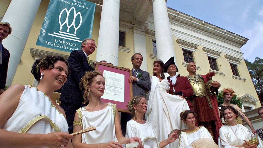 Ministerpräsident Reinhard Höppner und der Präsident der Unesco-Kommission; Klaus Hüfner (li.),  übergeben am 24. August 2001 die  Unesco-Ernennungsurkunde  vor dem Schloss Wörlitz. 