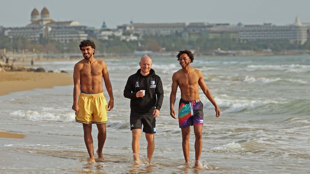 Rayan Ghrieb (v. l.), Athletikcoach Jannik Kirchenkamp und Kandet Diawara genossen die freien Stunden am Meer.