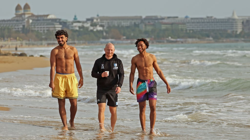 Rayan Ghrieb (v. l.), Athletikcoach Jannik Kirchenkamp und Kandet Diawara genossen die freien Stunden am Meer.