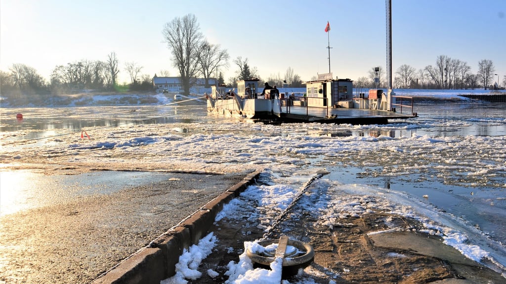 Die Elbfähre Aken musste ihren Betrieb wegen Eisgangs einstellen. Kurz nach 9.30 Uhr wurde die Fähre am 7. Januar am Steutzer Ufer festgemacht.