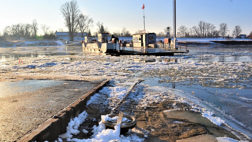 Die Elbfähre Aken musste ihren Betrieb wegen Eisgangs einstellen. Kurz nach 9.30 Uhr wurde die Fähre am 7. Januar am Steutzer Ufer festgemacht.