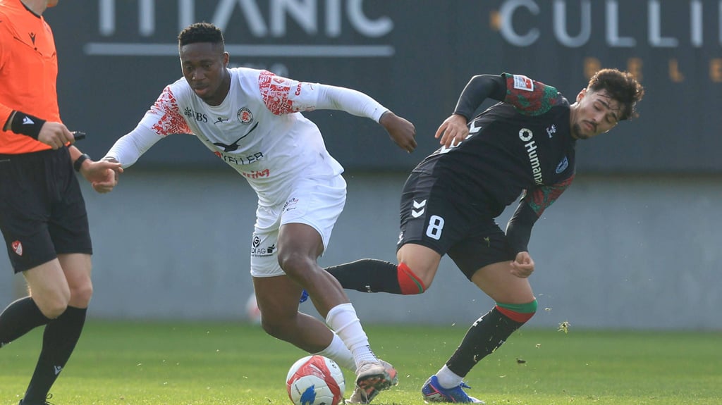 Laurin Ulrich vom 1. FC Magdeburg im Zweikampf mit Winterthurs Francis Momoh.