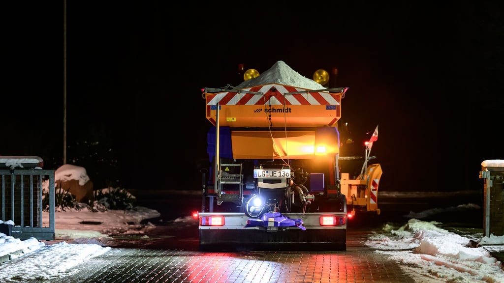Lieferengpässe beim Streusalz – die Stadt Hildesheim muss den Winterdienst einschränken. (Archivbild)