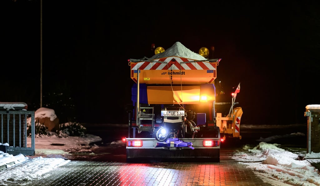 Lieferengpässe beim Streusalz – die Stadt Hildesheim muss den Winterdienst einschränken. (Archivbild)
