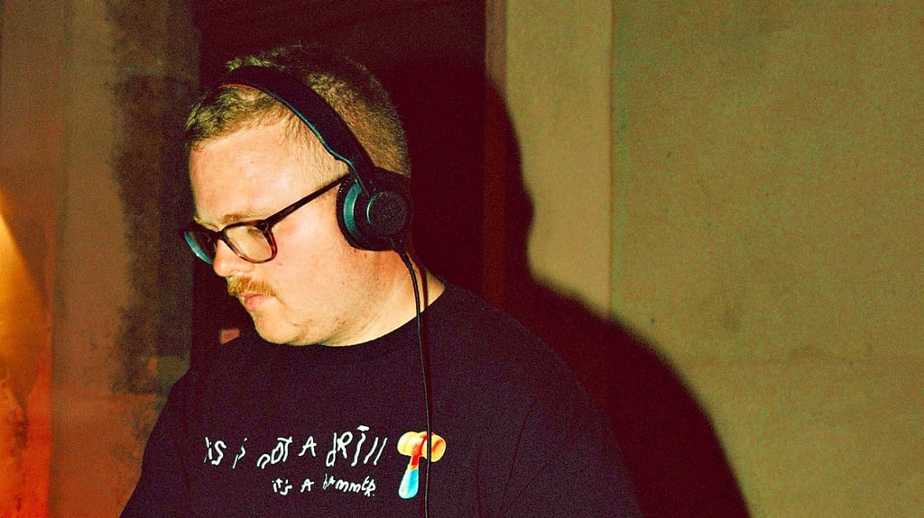 Peter Stoppe aus Wittenberg legt während eines seiner DJ-Sets auf. 