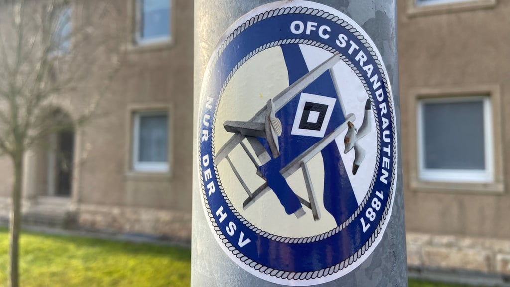 HSV-Aufkleber auf Laternenpfahl: Reviermarkierung oder echtes Fantum?