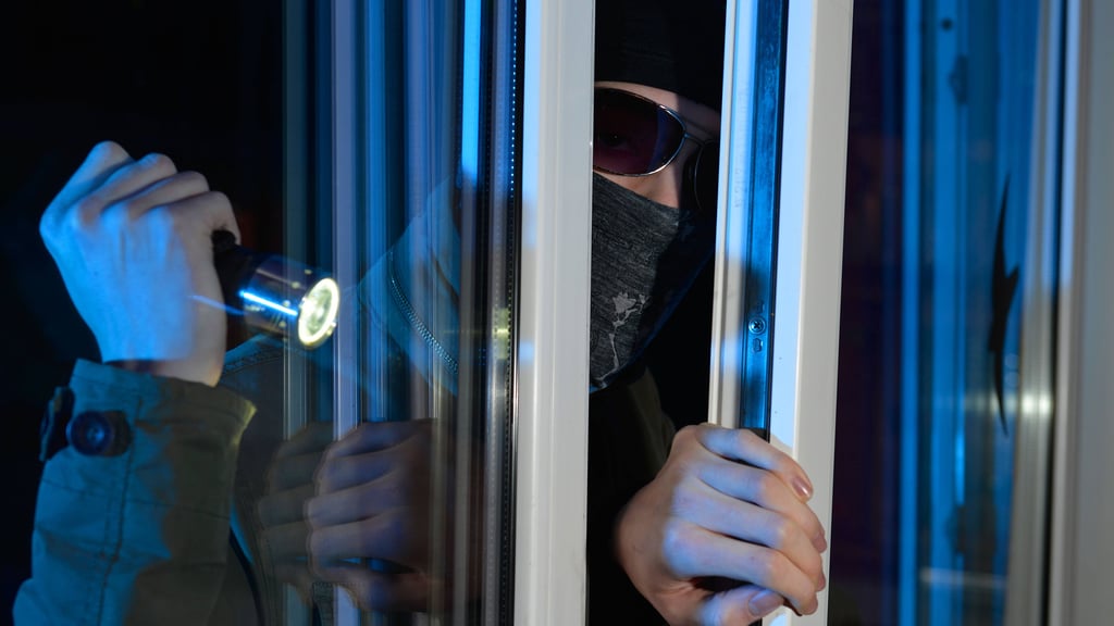 Ein Mann schlief in seinem Auto auf dem Rastplatz Ihlegrund an der A2 Richtung Berlin. Zwei Unbekannte raubten ihn in der Nacht aus.