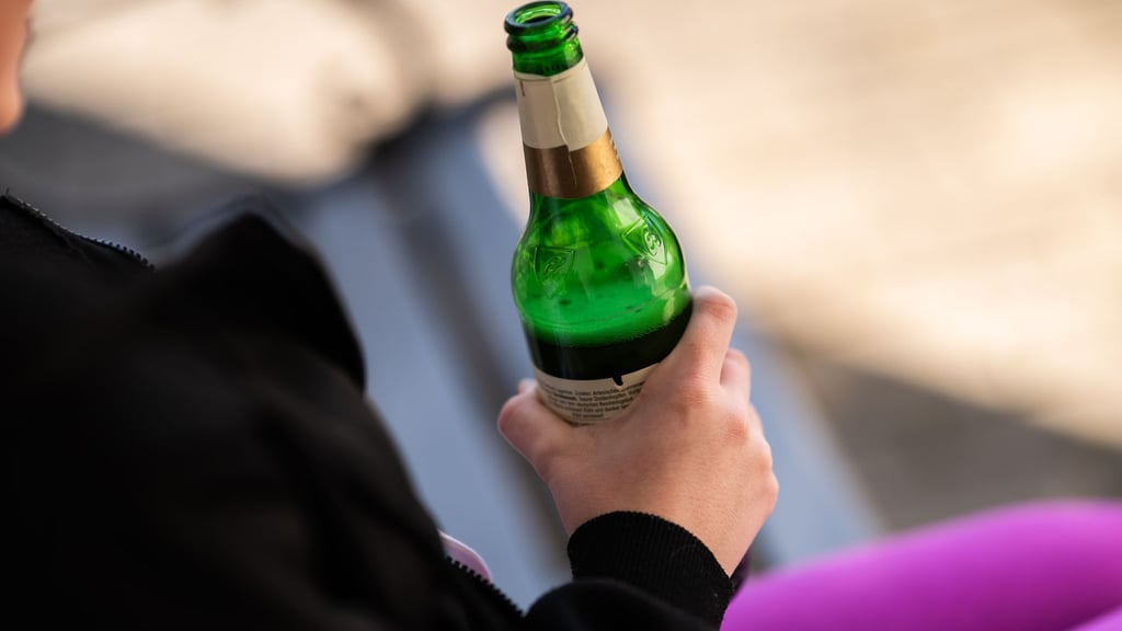 In Sachsen ist die Zahl der Kinder und Jugendlichen, die wegen eines Alkoholrausches ins Krankenhaus eingeliefert wurden, deutlich zurückgegangen. (Symbolbild)