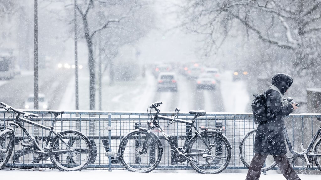 Wer wegen winterlicher Straßenverhältnisse nicht zur Arbeit erscheint, erhält für die ausgefallene Zeit keinen Lohn: Das Wegerisiko liegt bei den Beschäftigten.