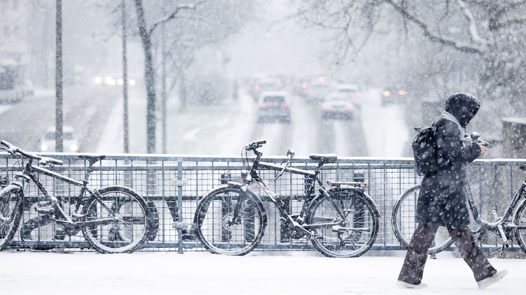 Wer wegen winterlicher Straßenverhältnisse nicht zur Arbeit erscheint, erhält für die ausgefallene Zeit keinen Lohn: Das Wegerisiko liegt bei den Beschäftigten.