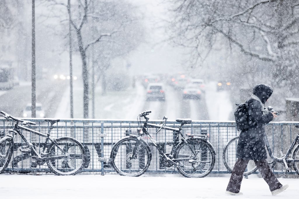 Wer wegen winterlicher Straßenverhältnisse nicht zur Arbeit erscheint, erhält für die ausgefallene Zeit keinen Lohn: Das Wegerisiko liegt bei den Beschäftigten.