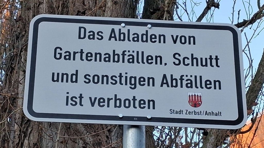 An verschiedenen Müll-Hotspots wurden Hinweisschilder zur Warnung vor illegalen Müllablagerungen aufgestellt.