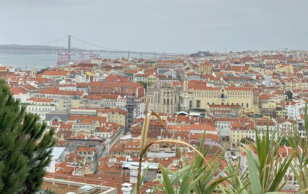 Lissabon von oben. Vom Castelo de Sao Jorge hat man einen fantastischen Blick über Altstadt und Tejo-Fluss.