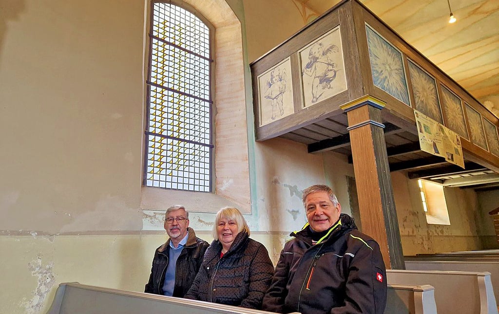 Norbert Hoffmann (v. l.), Petra Karrasch und Ronald Schönbrodt setzen sich für die Restaurierung der Decke ein. 
