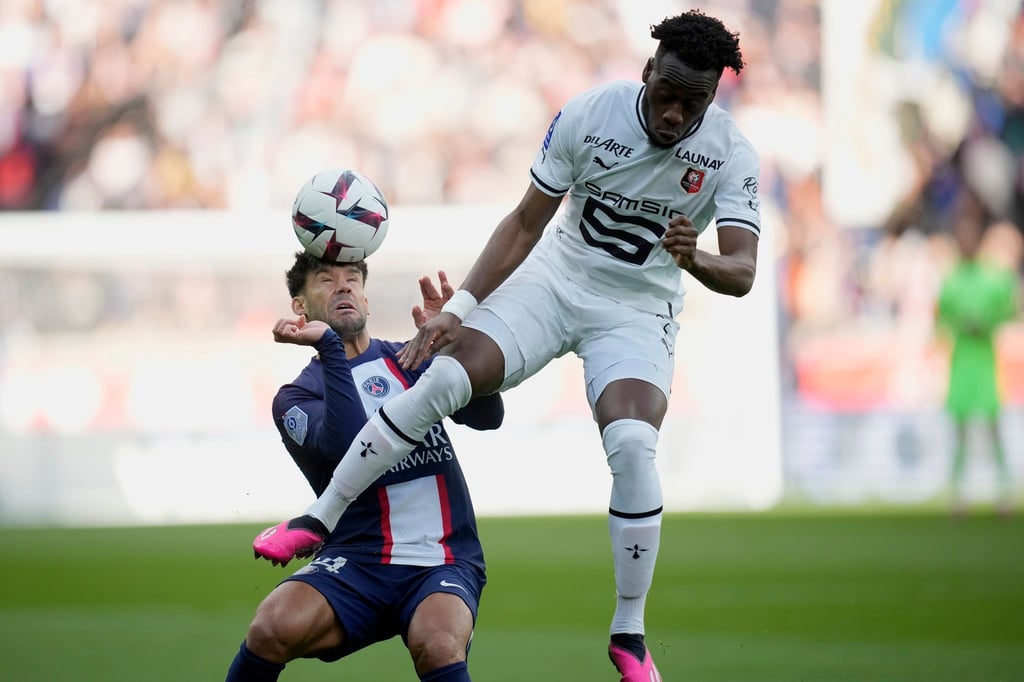 Neuer Eintracht-Stürmer: Arnaud Kalimuendo (r.). (Archivbild)