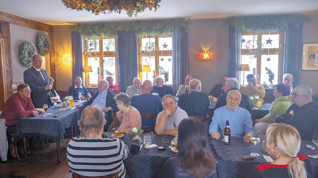 Roßlaus Ortsbürgermeister Laurens Nothdurft (AfD, links) moderierte das traditionelle Polit-Frühschoppen im Restaurant „Am Schlossgarten“.