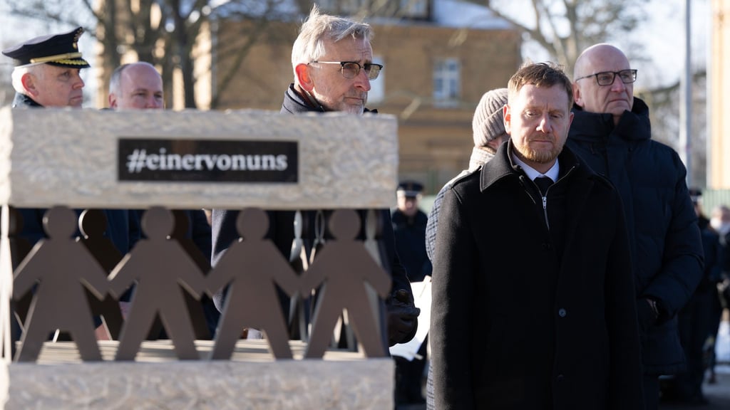 Die Regierungschefs von Sachsen und Brandenburg, Michael Kretschmer und Dietmar Woidke, gedenken des in Lauchhammer getöteten Polizisten.