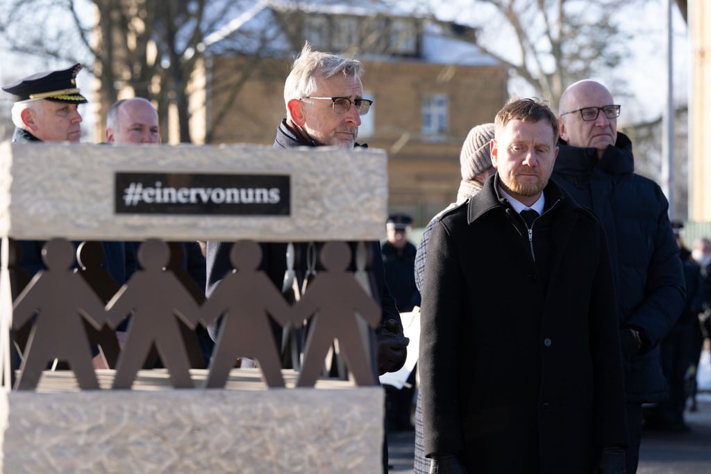 Die Regierungschefs von Sachsen und Brandenburg, Michael Kretschmer und Dietmar Woidke, gedenken des in Lauchhammer getöteten Polizisten.