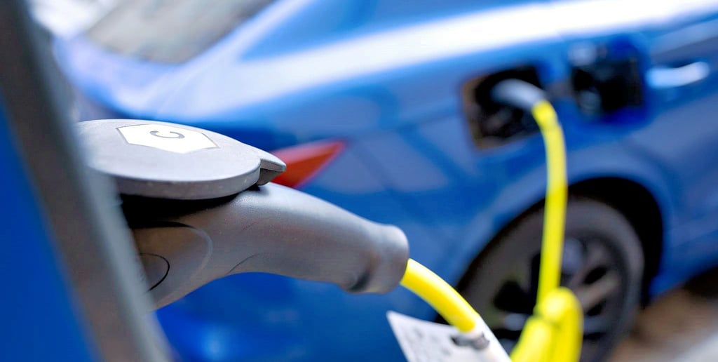 Mit Beginn des neuen Jahres hat die Bundesregierung zwei Programme gestartet, die sich für Neubesitzer von E-Autos positiv auswirken können. 