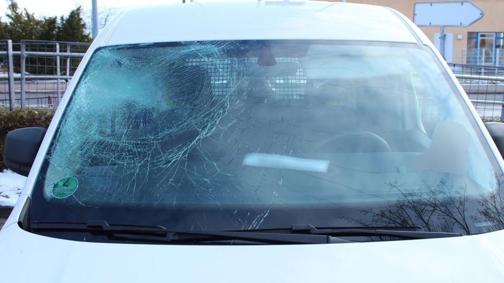 Eine Eisscholle löste sich am Montagvormittag auf der A14 von einem Lkw. Sie traf die Frontscheibe des hinteren Autos.
