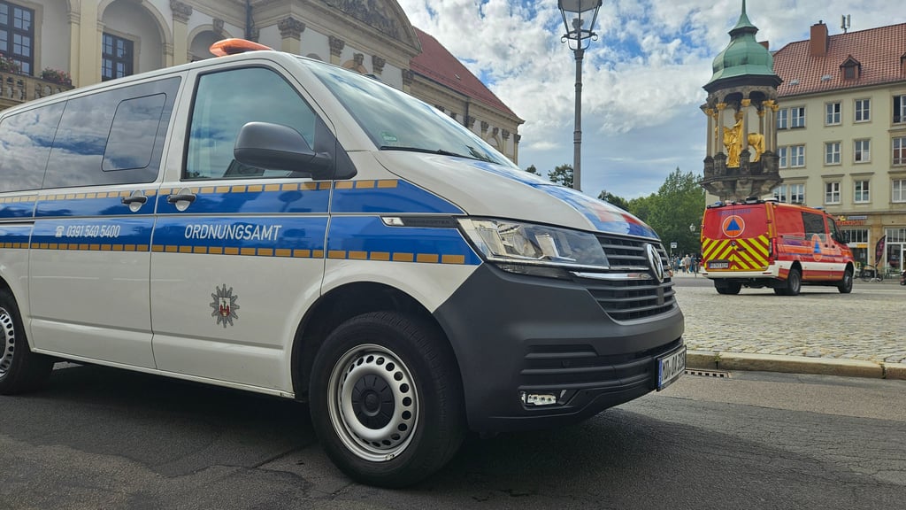 Beim Warntag 2025 in Magdeburg kamen auch Lautsprecherfahrzeuge von Ordnungsamt und Feuerwehr zum Einsatz.