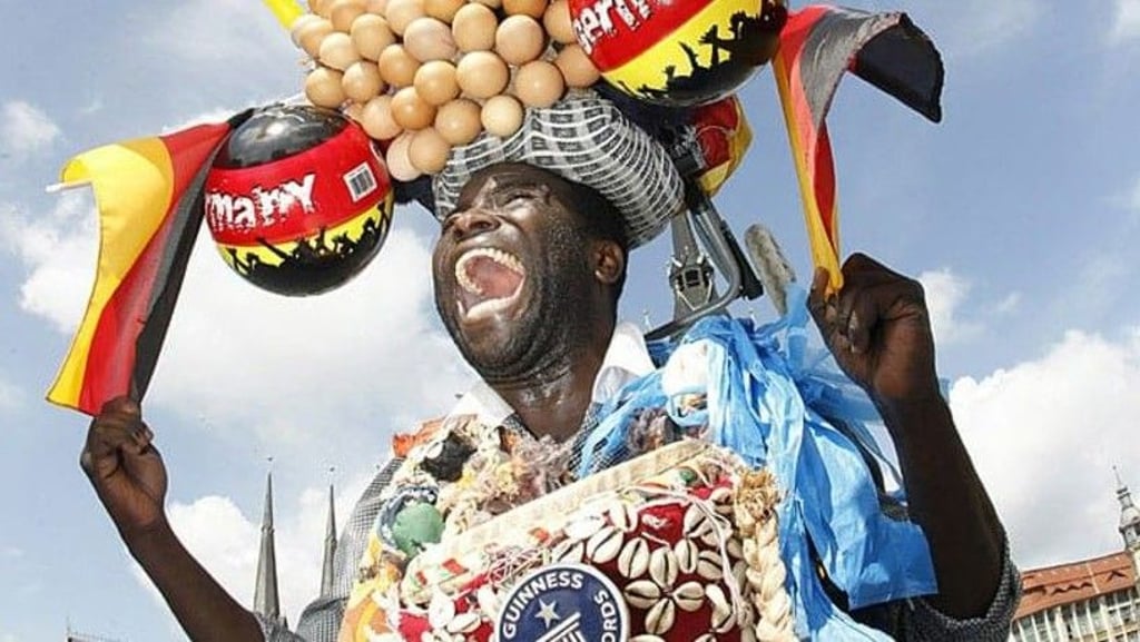 Ein Bild aus glücklicheren Tagen: Der weltberühmte Eiermann ist in Aktion mit Guiness-Weltrekord-Medaille um den Hals.